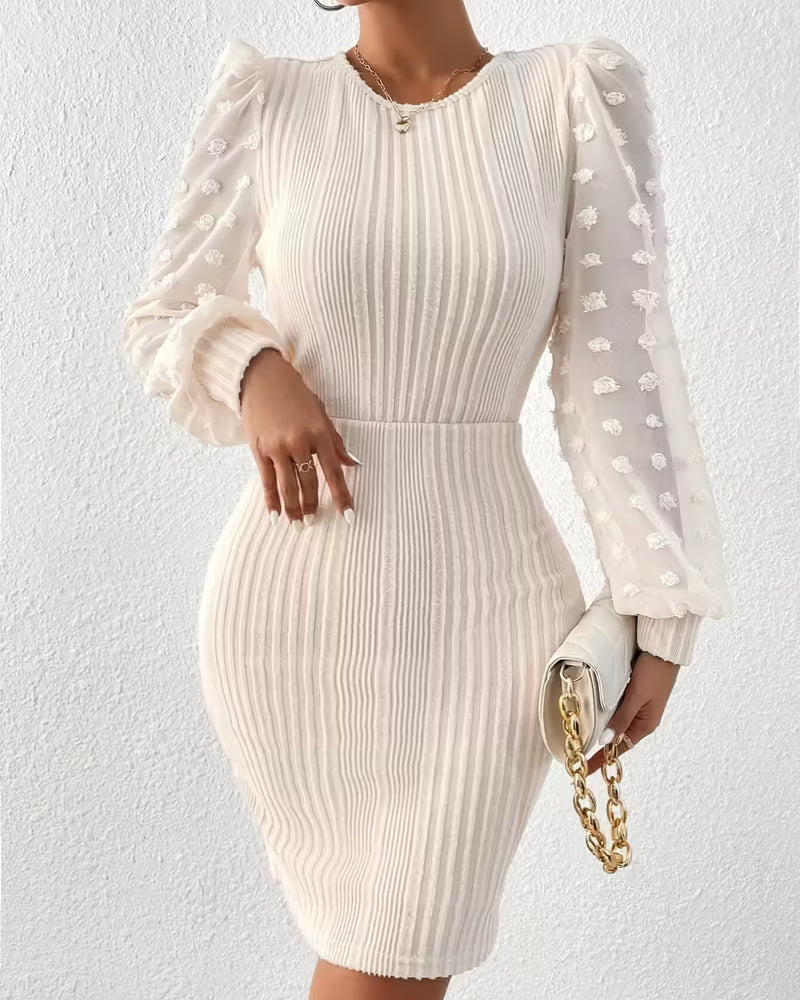 Elegante Jurk Met Driedimensionaal Bloempatchwork En Taillelijn