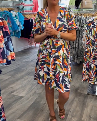 V-hals jurk met korte mouwen