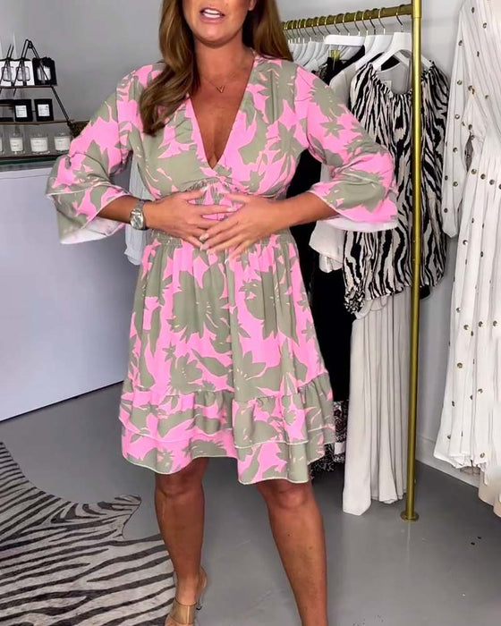 Jurk met diepe V-klokmouwen en bladprint