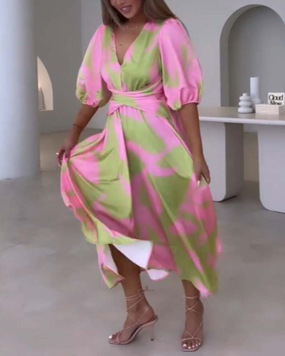 Elegante jurk met diepe V-hals en halve mouwen met print