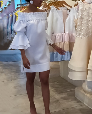 Jurk met één schouder uitlopende mouwen