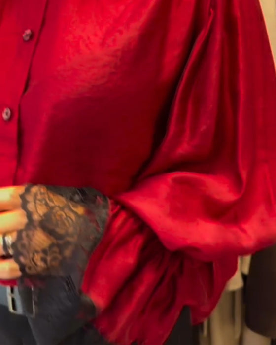 Bloes Ruchesmouw Knoopsluiting