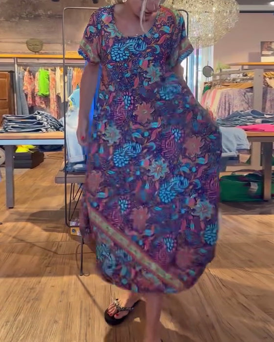 Lange jurk met korte mouwen en ronde hals met print