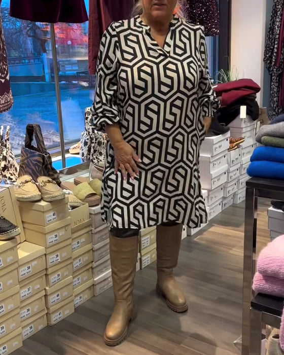 Stijlvolle jurk met V-hals en geometrisch patroon