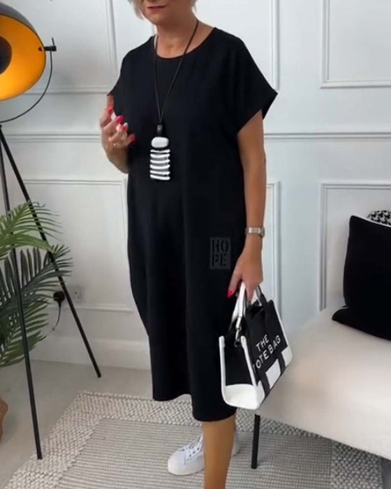 Eenvoudige casual jurk met korte mouwen en letterprint