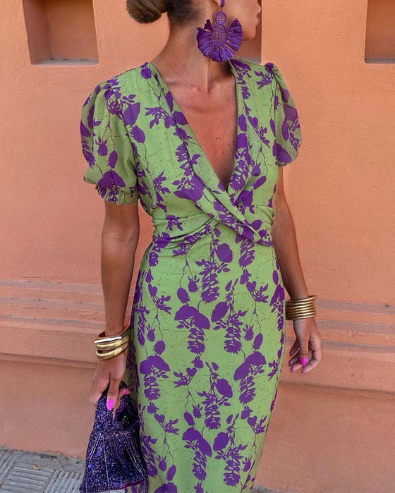 Elegante A-lijnjurk met bladprint en diepe V-pofmouwen