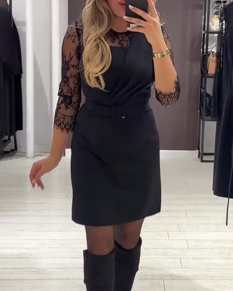 Jurk Met Taille-Omlijstend Design En Patchworkdetails