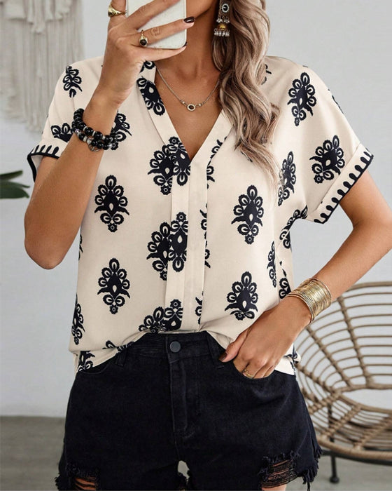 Elegante blouse met korte mouwen en V-hals met print
