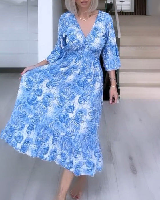 Zwierige jurk met V-hals en riem en print