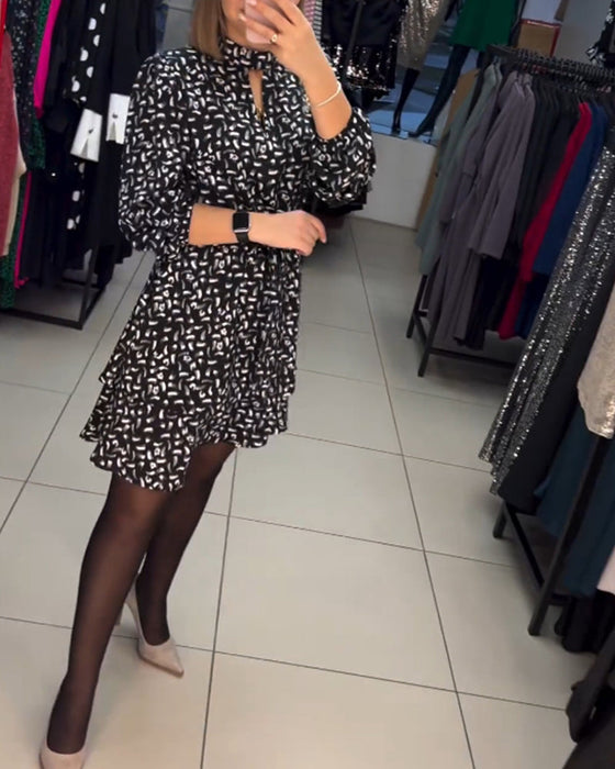 Elegante uitgesneden jurk met print