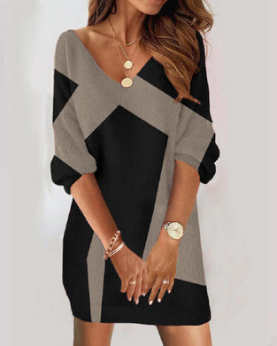 Stijlvolle jurk met V-hals in geometrisch patroon