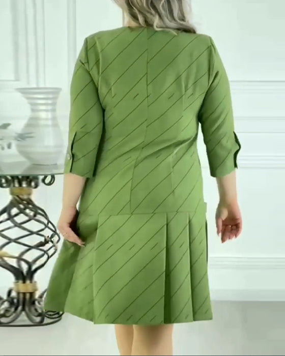 Elegante jurk met ronde hals en lijnprint