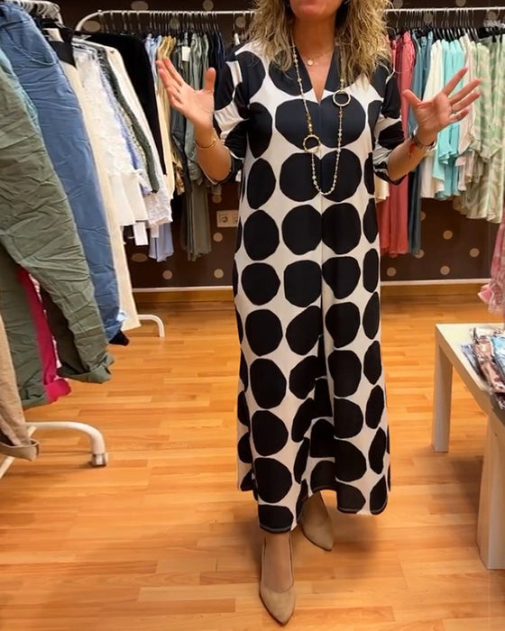 Lange jurk met grote stippen en V-hals