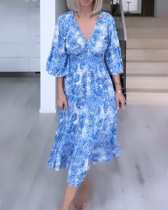 Zwierige jurk met V-hals en riem en print