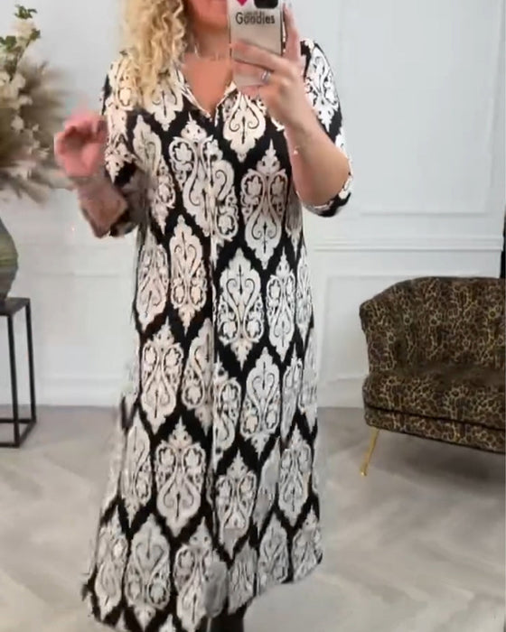 Zijsplit jurk met bedrukte revers