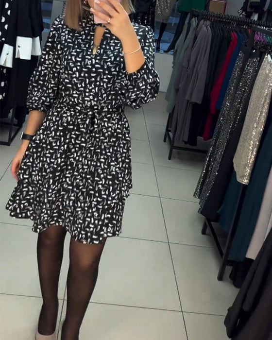 Elegante uitgesneden jurk met print