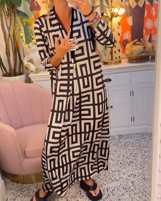 Jurk met geometrische print en V-hals