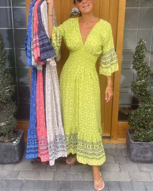 Lange jurk met een diepe V-hals en lange mouwen