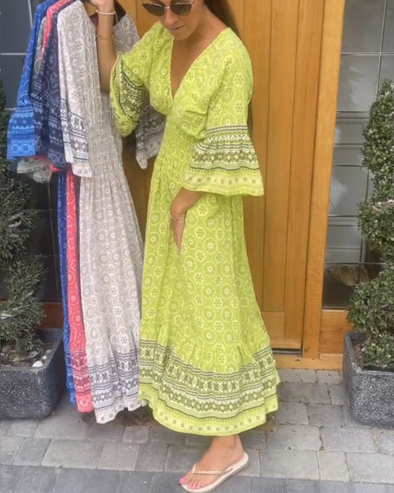 Lange jurk met een diepe V-hals en lange mouwen