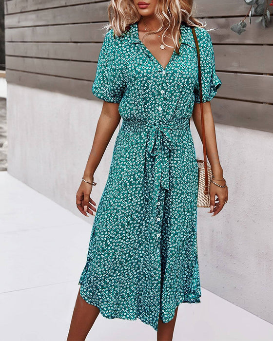 Jurk met korte mouwen, ingesnoerde taille en bloemenprints