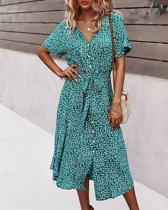 Jurk met korte mouwen, ingesnoerde taille en bloemenprints