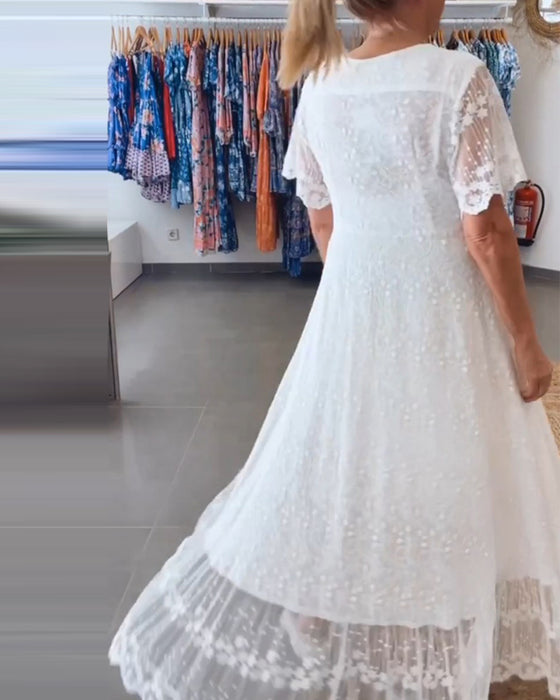 Zwierige jurk met diepe V-knopen