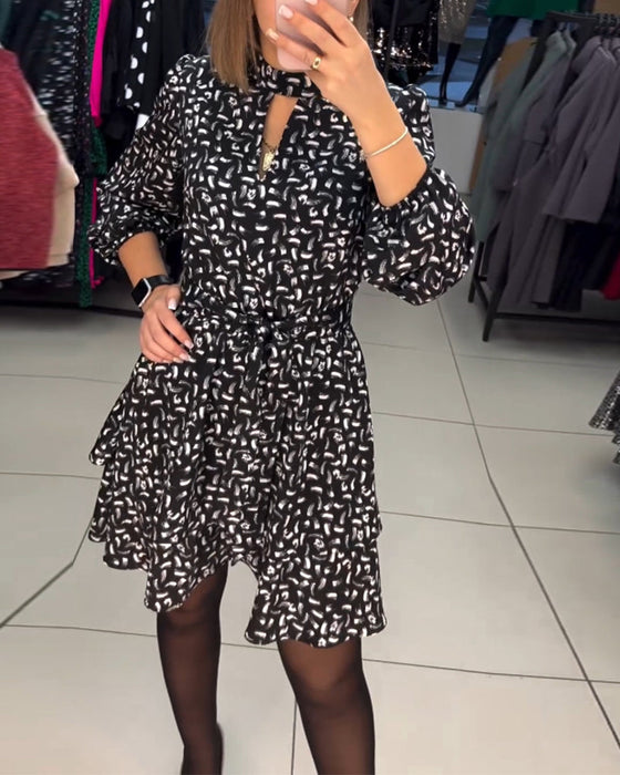 Elegante uitgesneden jurk met print