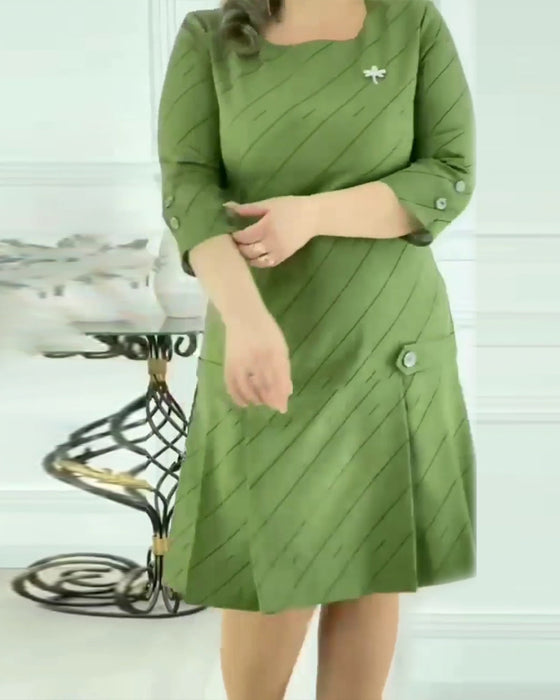 Elegante jurk met ronde hals en lijnprint