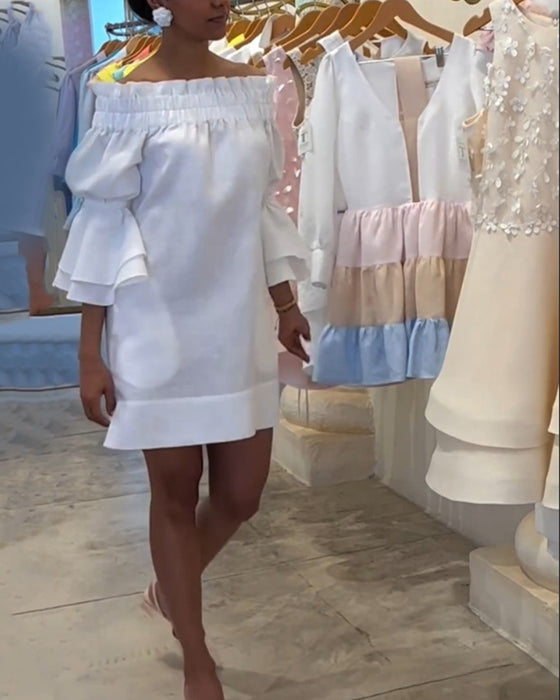 Jurk met één schouder uitlopende mouwen