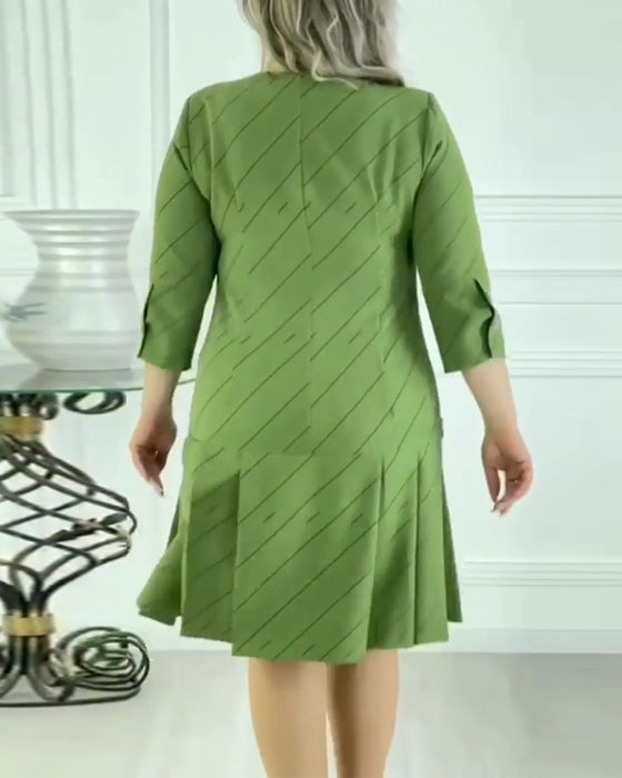 Elegante jurk met ronde hals en lijnprint